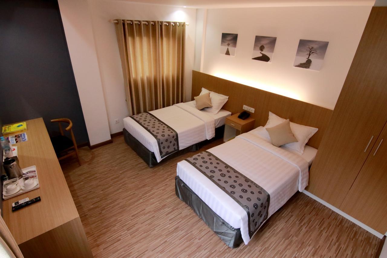 Botahtaung Hotel Yangon Exterior photo